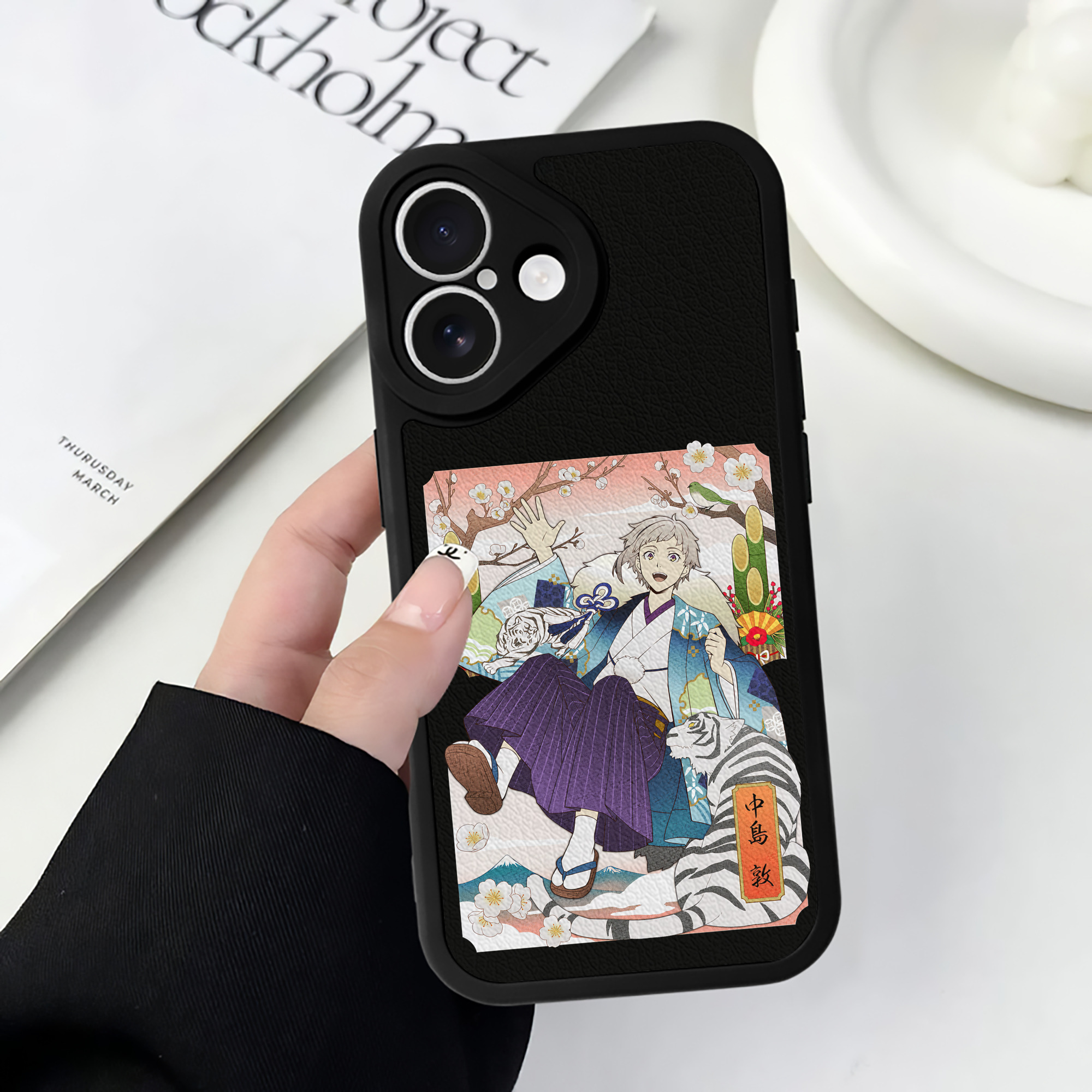 （画像用） 文豪ストレイドッグス Bungo Stray Dogs 【iPhone 16シリーズ対応】シリコンスマホケース（レザー調） 材質：シリコン